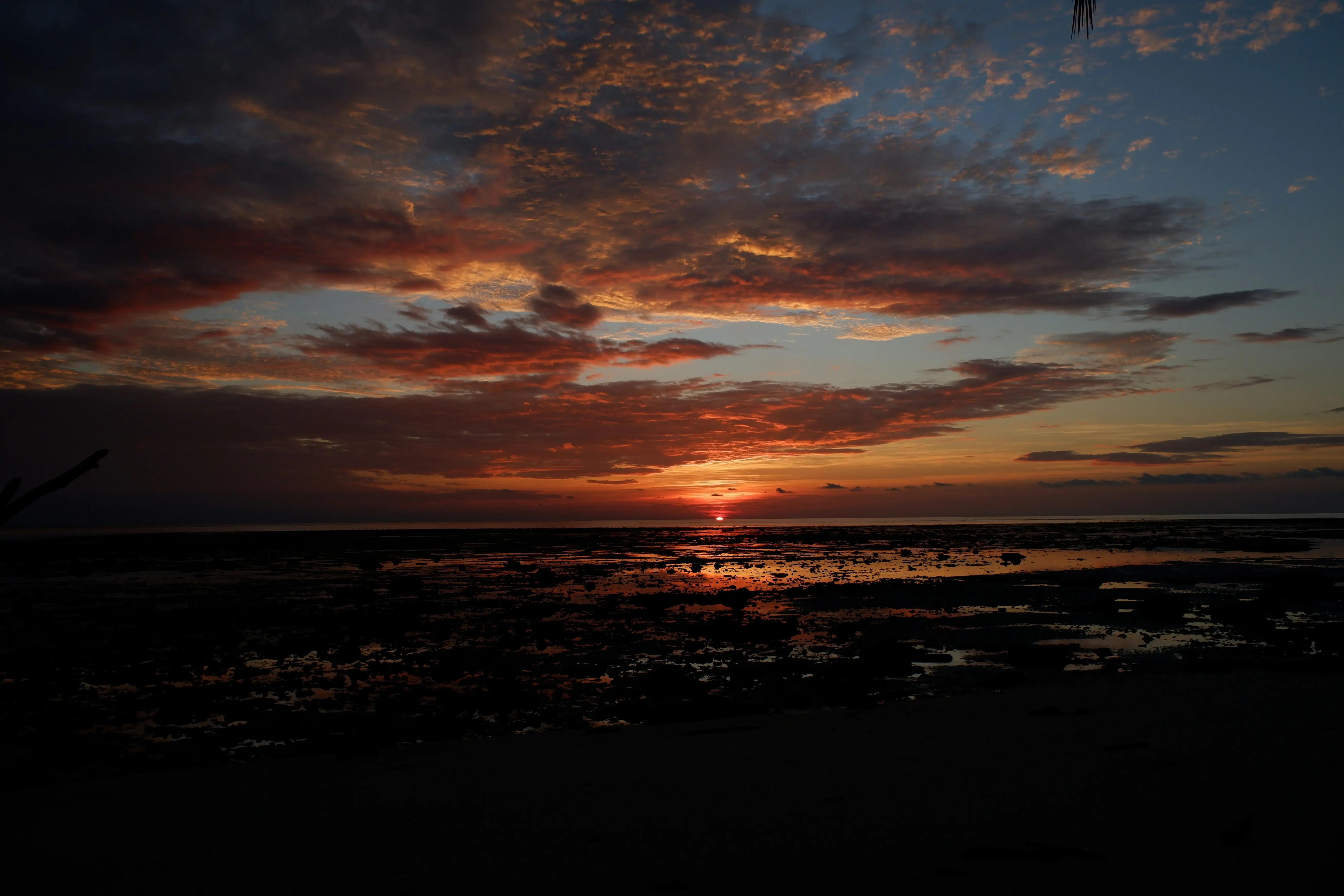 Golden Hour Paradise: The Best Beach Clubs and Sunset Spots in Nusa Lembongan & Ceningan